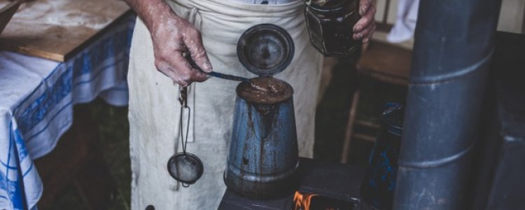 Préparer du café dans un pot à café, voici comment