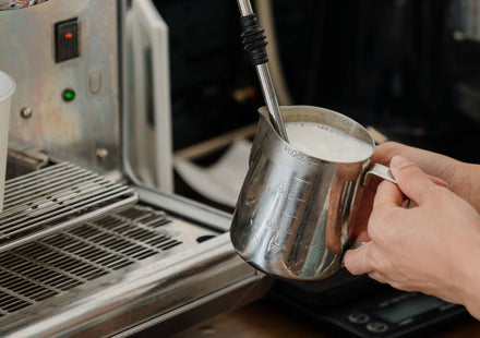 Faire mousser le lait avec une buse vapeur : voici comment